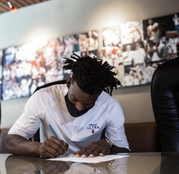 Jimmy Butler: Signing contract.