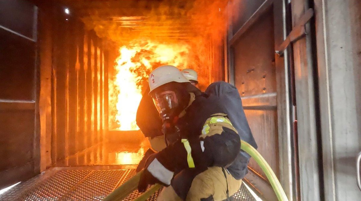FWMeerbusch's tweet photo. "Die Angst vor dem Feuer zu verlieren, aber nicht den Respekt" - unter dem Gedanken stand die realitätsnahe Heißausbildung der @FWMeerbusch in diesem Jahr.
https://t.co/QKcLuVvTVH https://t.co/mAjTOEJtdJ