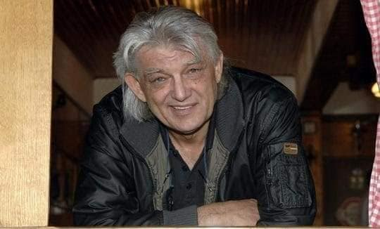 Željko Malnar 12. 4. 1944. - 9. 7. 2013. 💖💖💖
Putnik, avanturista, novinar, istraživač, putopisac, mistik, antivoditelj, antipolitičar i predsednik Republike Pešćenice.
"Djeco, život je samo šala. Tko ga ozbiljno shvati, taj popuši."