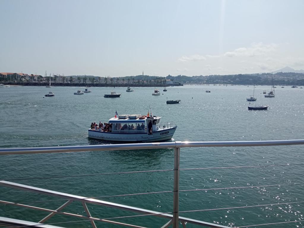 Guipuzcoa_Gc's tweet photo. @Guipuzcoa_GC es responsable del control de #Fronteras.
Eso incluye grandes pasos fronterizos, pero también otros más pequeños, como la lanzadera fluvial ⛴️🛳️entre #Fuenterrabia y #Hendaya. https://t.co/CCObclOG0D