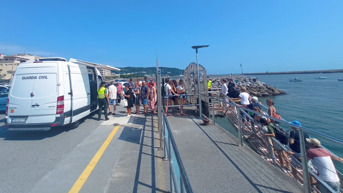 Guipuzcoa_Gc's tweet photo. @Guipuzcoa_GC es responsable del control de #Fronteras.
Eso incluye grandes pasos fronterizos, pero también otros más pequeños, como la lanzadera fluvial ⛴️🛳️entre #Fuenterrabia y #Hendaya. https://t.co/CCObclOG0D