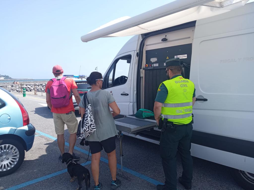 Guipuzcoa_Gc's tweet photo. @Guipuzcoa_GC es responsable del control de #Fronteras.
Eso incluye grandes pasos fronterizos, pero también otros más pequeños, como la lanzadera fluvial ⛴️🛳️entre #Fuenterrabia y #Hendaya. https://t.co/CCObclOG0D
