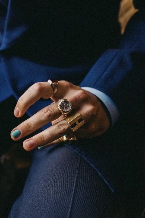 HSFEATURES's tweet photo. Obsessed with Harry Styles’ rings. https://t.co/Nq4Bzk4QOB