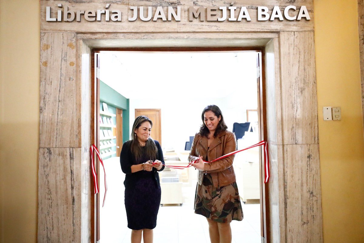 ButacaLiteraria's tweet photo. La @BibliotecaPeru entidad que forma parte del @MinCulturaPe, reaperturó la librería “Juan Mejía Baca” en el hall principal de la Gran Biblioteca Pública de Lima, con la presencia de autoridades invitadas, autores y editores de las colecciones de su sello editorial. https://t.co/UjCtzz7TR9