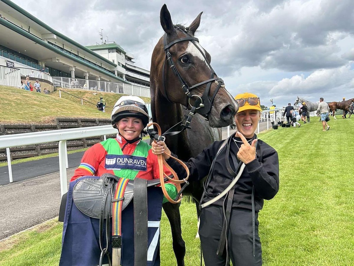 FOBRacing's tweet photo. Two @MarketRasenRace runners today, Night On The Town (pictured) and Herewegohoney
@tombroughton3 and @davis_daire ride respectively #TeamOBM https://t.co/J5nqR4UM87
