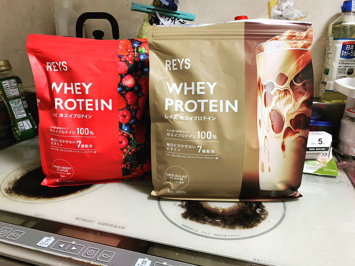 m_5364's tweet photo. そういえば
山澤さん監修のREYSプロテイン
ミックスベリーとカフェオレ
めっちゃ美味い！！
1kgで約2500円でタンパク質21gは最高！！
ミックスベリーはトレ後にさっぱりした物飲みたい時に良いし、
カフェオレはもう濃厚で美味いから
間食に飲む楽しみの一つ！
他のフレーバーも再販したら買おう！！ https://t.co/MVUlAMHDv2
