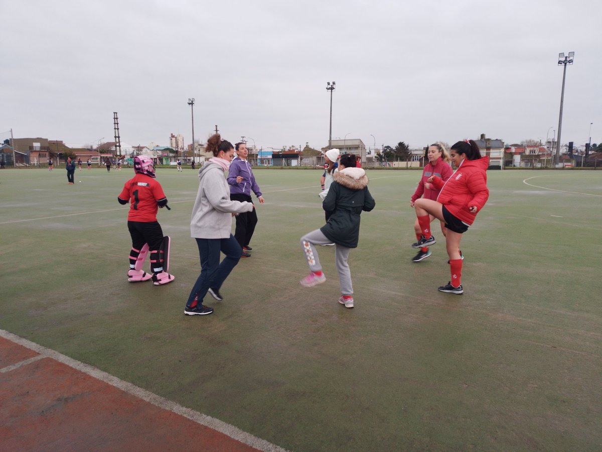 ClubSportivoSC's tweet photo. Pero las chicas de hockey presentes en neco. https://t.co/YykuKInbqD