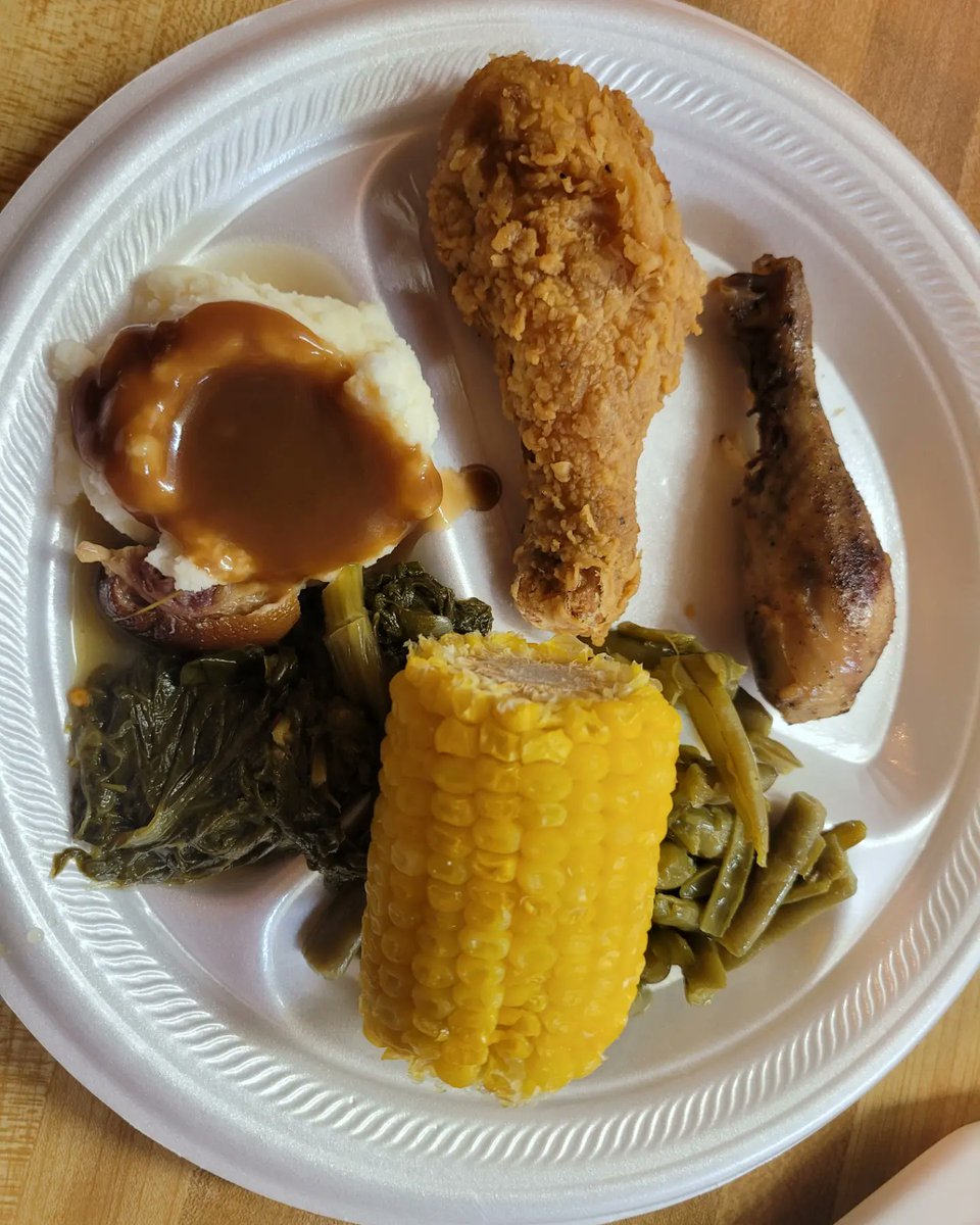 soulfoodscholar's tweet photo. Here's the #repast meal prepared by some Bethel AME Church mothers: #friedchicken, #bakedchicken, #turnipgreens, #mashedpotatoes and #gravy, #greenbeans, and #cornonthecob. https://t.co/mU3diMj4am