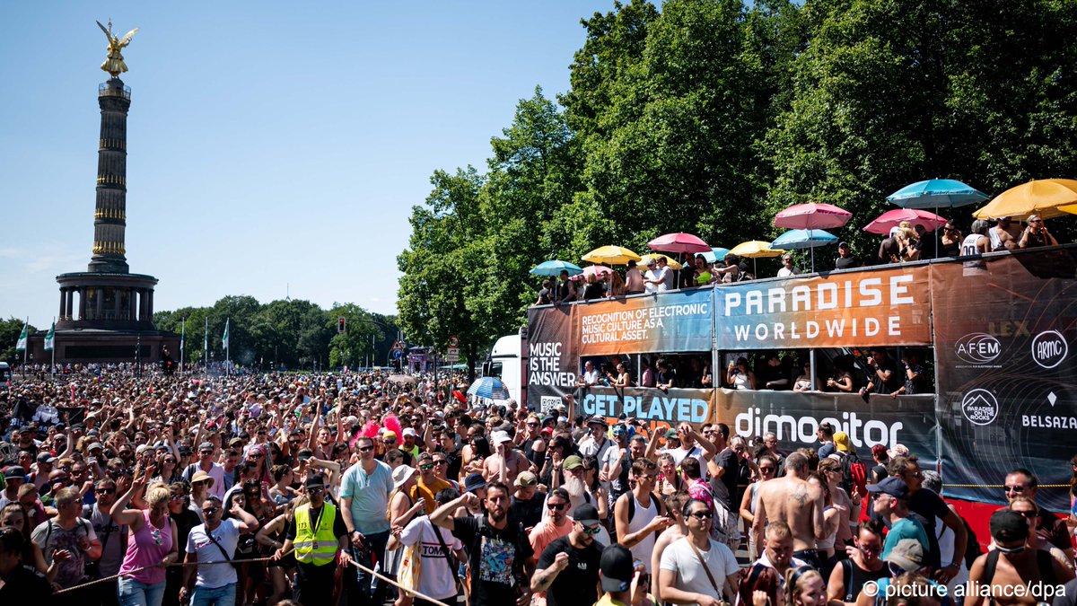 polevonberlin's tweet photo. Hundreds of thousands of people dressed in leather, glitter and sparkle are taking part in Berlin's 'Rave the Planet' techno parade. #ravetheplanet https://t.co/vYnzMiIBaL