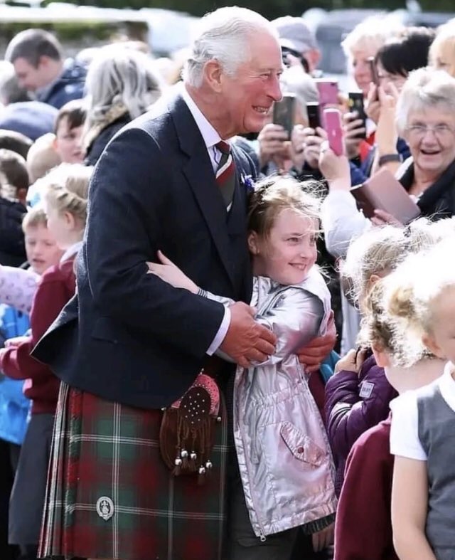 👑What a wonderful picture 👑  A very precious photo of this lovely young girl 🥰🥰 with the King 👑