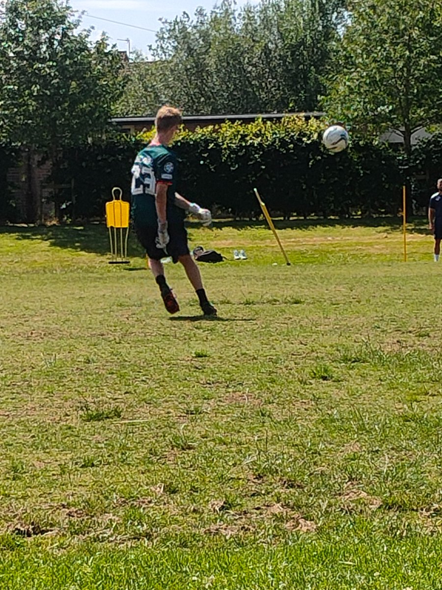 TRACYBEADLES's tweet photo. Pre-season ready !! @AaronCam87 @SOLO_GK_ #goalk https://t.co/yObpBZYS4h