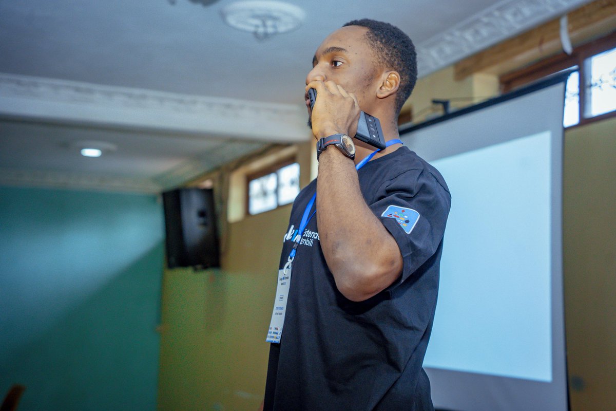 gdg_bambili's tweet photo. @yokwejuste brought in some little distraction 😜 to entertain and wake up the crowd 😉.

#GoogleIOExtendedBambili #GoolgeIOExtended #GoogleIO #GDGBambili #GDSCUBa https://t.co/lsgYhU0HAQ