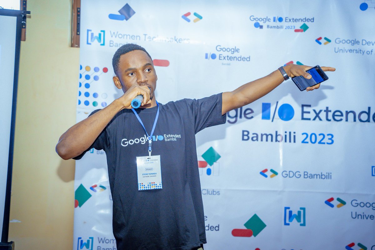 gdg_bambili's tweet photo. @yokwejuste brought in some little distraction 😜 to entertain and wake up the crowd 😉.

#GoogleIOExtendedBambili #GoolgeIOExtended #GoogleIO #GDGBambili #GDSCUBa https://t.co/lsgYhU0HAQ