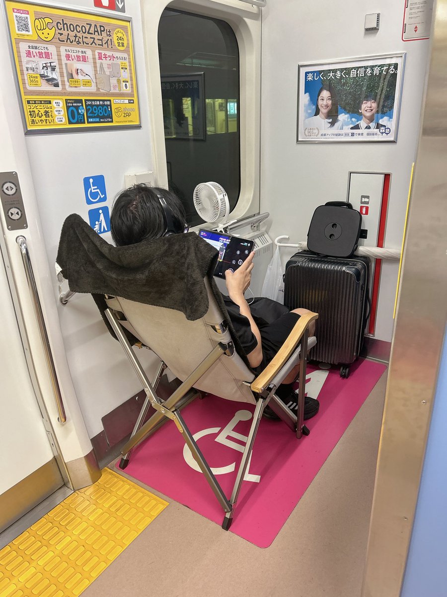 ___peeeeeach___'s tweet photo. 電車の車椅子とかベビーカー置くところにバケモンいたんだけどなにこれ https://t.co/8kOKbseRbZ