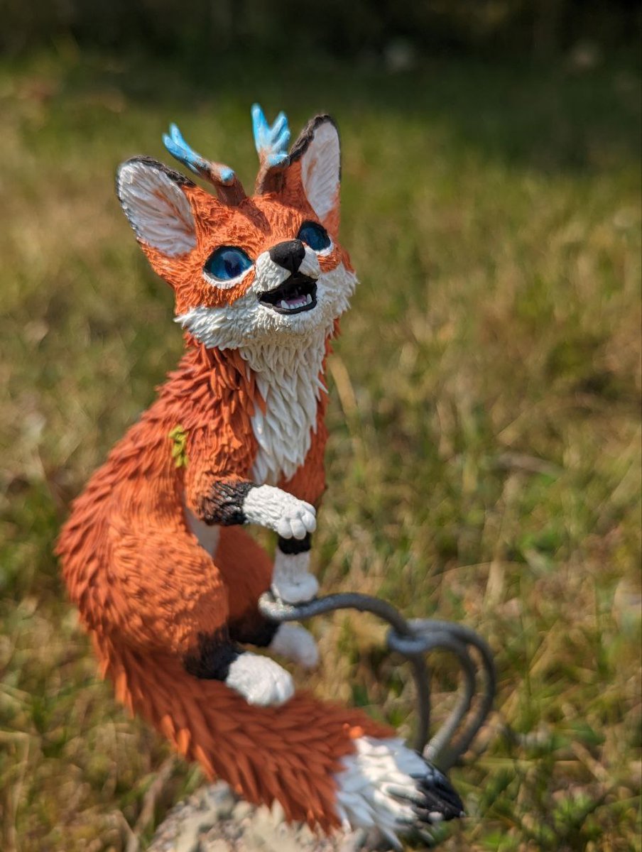 It took me way too long to post this beauty! At the beginning of the year the lovely <a href="/StreifiGreif/">Streifi 狮鹫</a> gifted me this absolutely amazing figurine of my little foxdeer Joy. I cried of happiness and am still everyday blessed by this lovely smile. She is always spreading smiles and good