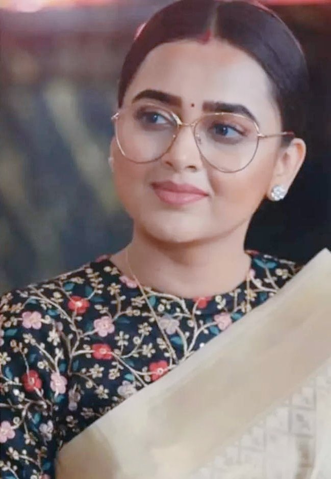 many young actresses these days does not feel comfortable to play on-screen mother.But @itsmetejasswi  played character of mother of young daughter. When she got into mother's character one could see the Thehraav in her dialogues.
TEJASSWI X NAAGIN6 FINALE

#TejasswiPrakash