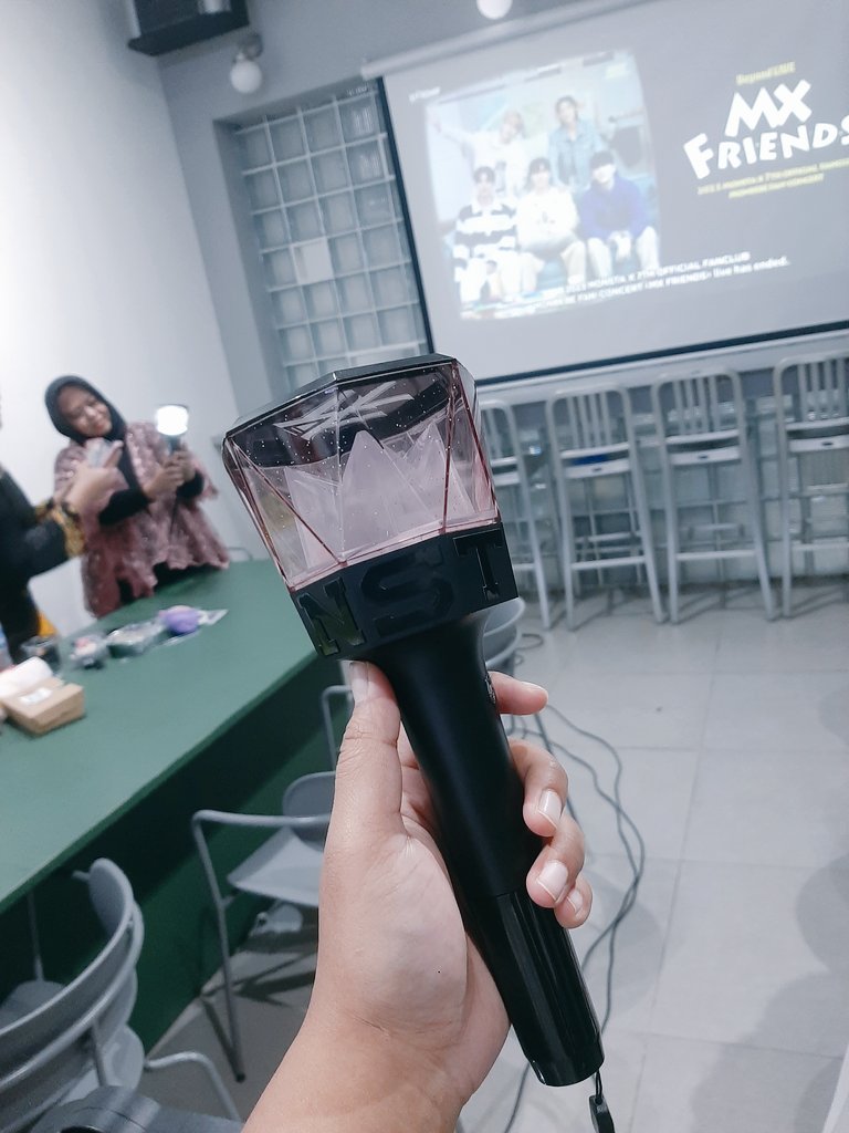 DKDP91's tweet photo. Had so much fun today 🥰🥰🥰
Lets meet them in person anytime soon
Thank you masternim @hanonymouss
@shownusha92 for making the event
#MONSTAXFANCON #MONSTAX #MX_FRIENDS #MONBEBESBY #MONBEBESURABAYA https://t.co/Qjjh2o4KM8