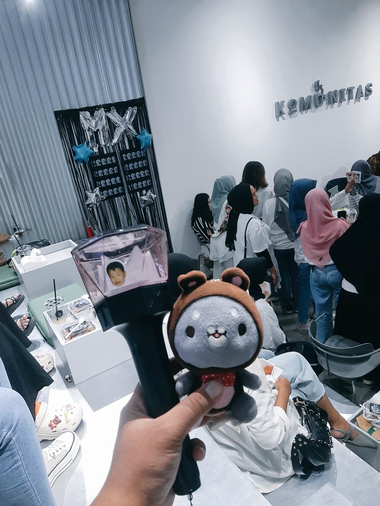 DKDP91's tweet photo. Had so much fun today 🥰🥰🥰
Lets meet them in person anytime soon
Thank you masternim @hanonymouss
@shownusha92 for making the event
#MONSTAXFANCON #MONSTAX #MX_FRIENDS #MONBEBESBY #MONBEBESURABAYA https://t.co/Qjjh2o4KM8