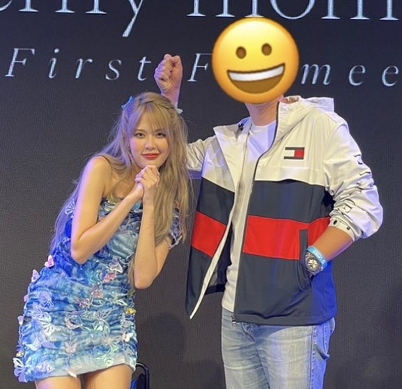 SAiNTaKoS's tweet photo. วันโน้น… จนวันนี้ 😃

เติบโตอย่างสวยงามเลยนะ 🦋

#MOBYe
#MOBYEBUTTERFLYMOMENT
#GloryxMoBye1stFanmeet
#ร่มของโมบายล์☔️ https://t.co/DcMLZ2srJo