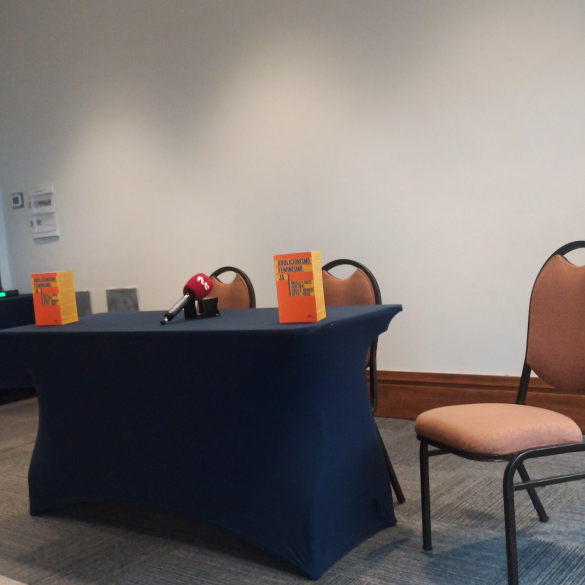 _debook_'s tweet photo. comecei a falar de livro, no meu quarto, lá na 5° menor cidade da bahia. agora, tô na coletiva de imprensa aguardando angela davis
tipo??? https://t.co/wC8JZRZgb3