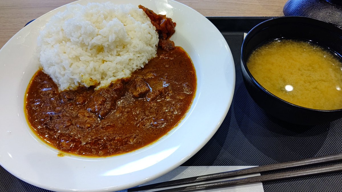 お昼ごはん前に軽く食べてきたよ〜カレーライスー🙂
ライストの丸さが過去１だったので載せてみました🙂🍚
