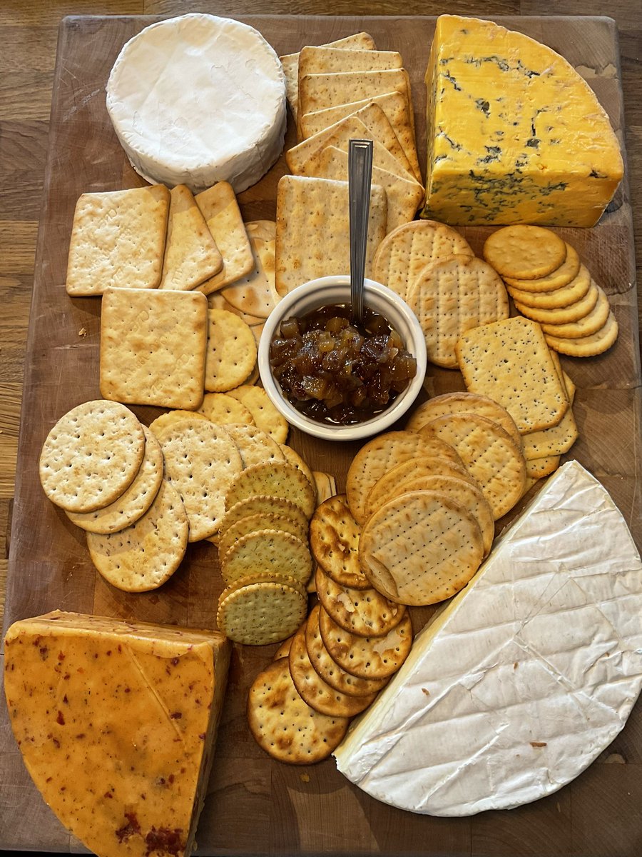 yeoldealbion's tweet photo. Recovery cheeseboard going out now…help yourself… #cheese #cheeseandcrackers #yourlocal #bitjaded https://t.co/6wi1nO7PJR