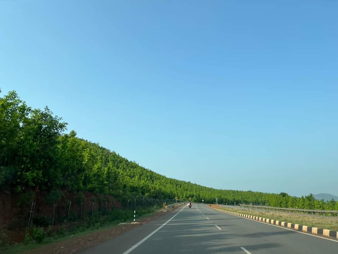 ParmeshHotstuff's tweet photo. @anandmahindra One of the roads in Orissa https://t.co/vb3oA1a9uZ