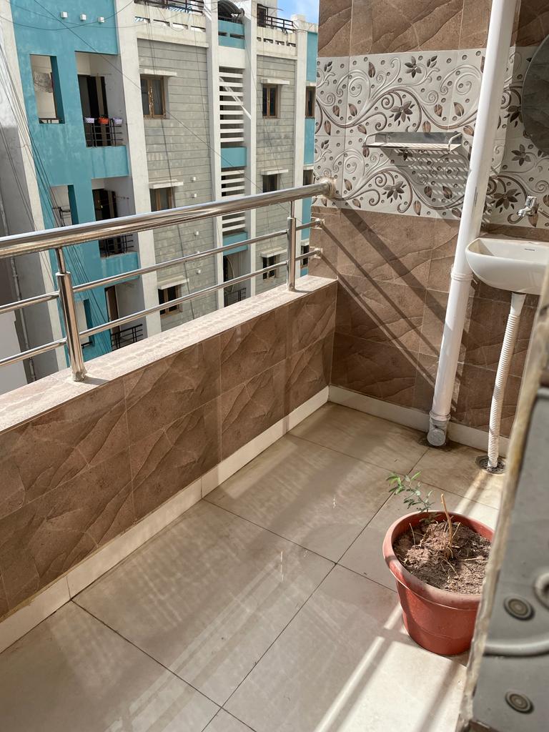 AshishK76287828's tweet photo. 2bhk spacious semi-furnished flat available in Madhapur. It's a 6 floor building with a security guard.
Area- 100ft road

Available from 1st August. 
Rent -27k+3k (maintenance)
Deposit - 2 months rent (refundable)
Brokerage- 1 Month rent (refundable)

@HiHyderabad
#hyderabadflat https://t.co/cb2LTZEebW