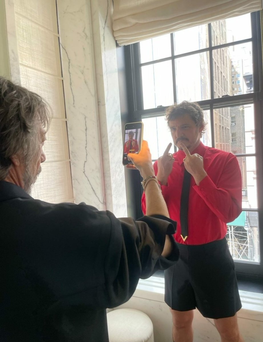 Domingou com saudade do #MetGala2023! 💘

📸| Julie Ragolia, estilista responsável pelo look épico de Pedro Pascal, compartilhou nova foto dos bastidores de Pedro ao lado de Pierpaolo Piccioli, designer da marca italiana Valentino.