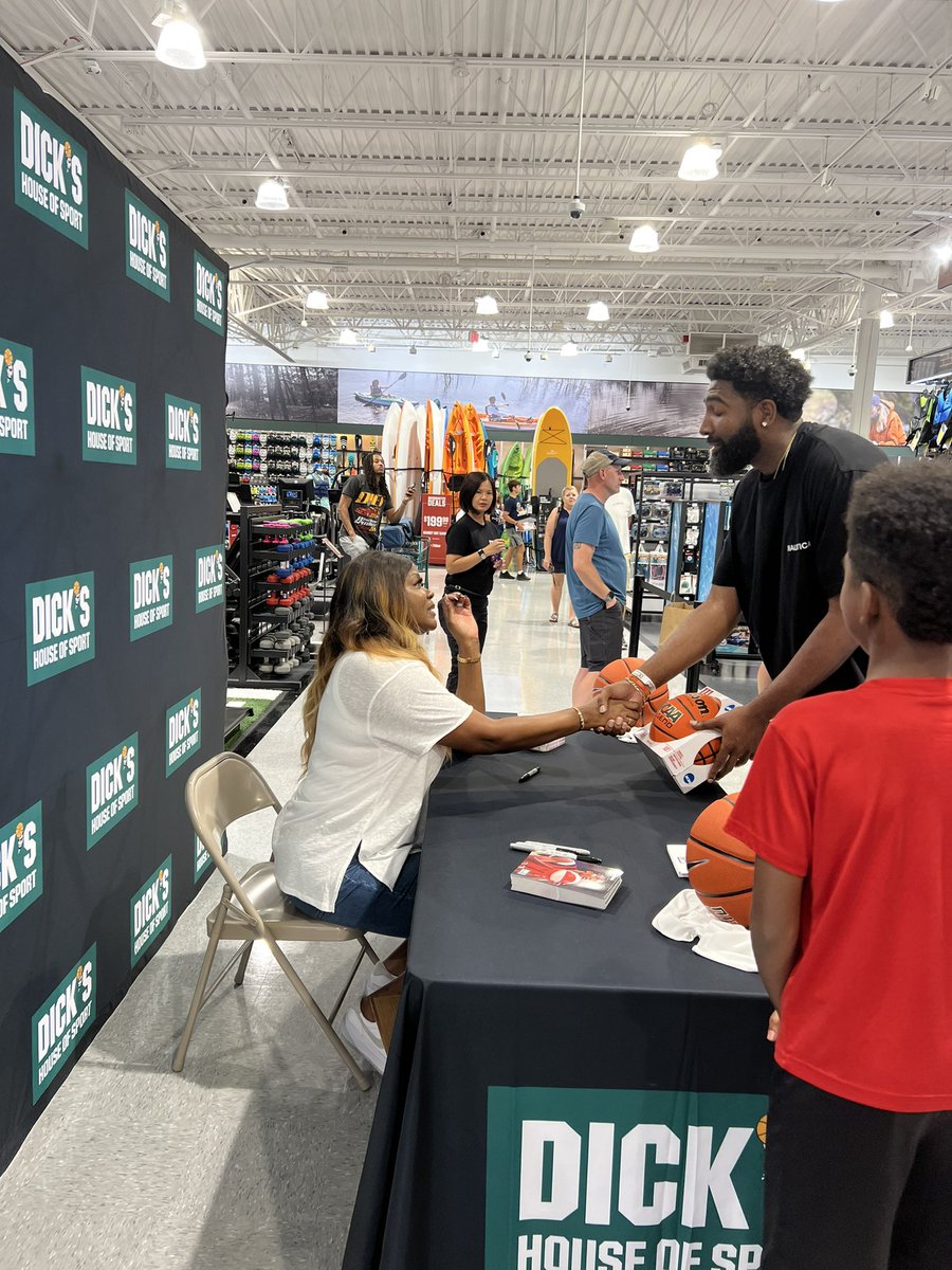 Had the honor to shake hands with the WNBA legend @airswoopes22 🥹!! Truly grateful!! #itsdmurph #whynotsports #houstoncomets #sherylswoopes #humbled