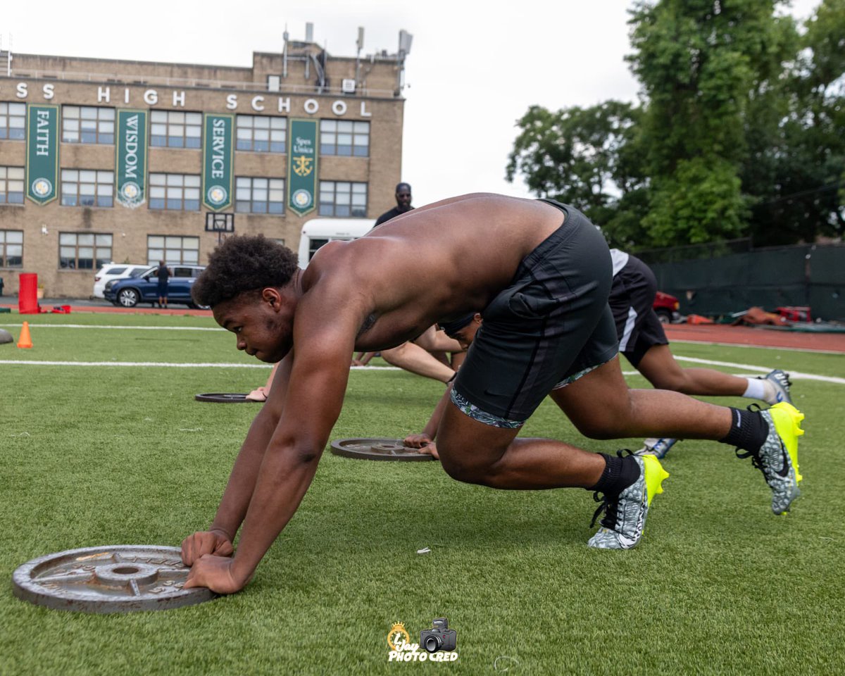 Chris_Sm18's tweet photo. I would like to thank coach DT ,@Mr_gohard20 and @Chadellis91 for that amazing work yesterday I definitely did learn something’s and got bet can’t wait to get back to it @coachmouse1 @Dannylandberg @dutchmen_ros @coach_wheels1 @JimRobertsonQB https://t.co/tAoR8d3nC9