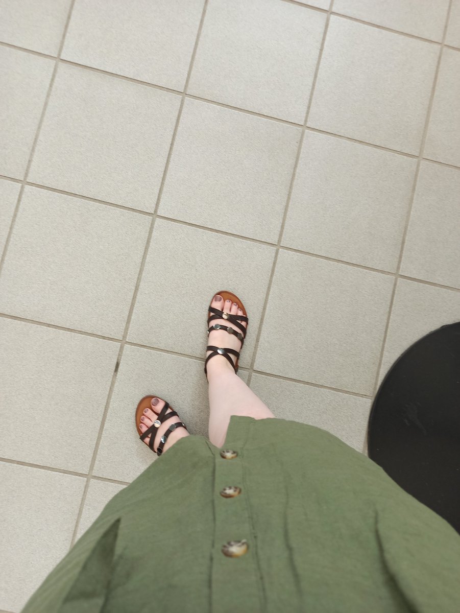 tonia_mono's tweet photo. Heute mal ganz anderer #wafubo
Kind abgegeben und noch 1 Stunde warten dass die Tanzaufführung beginnt.
Verflucht ist das heiß hier... https://t.co/2UGZuEf5xC