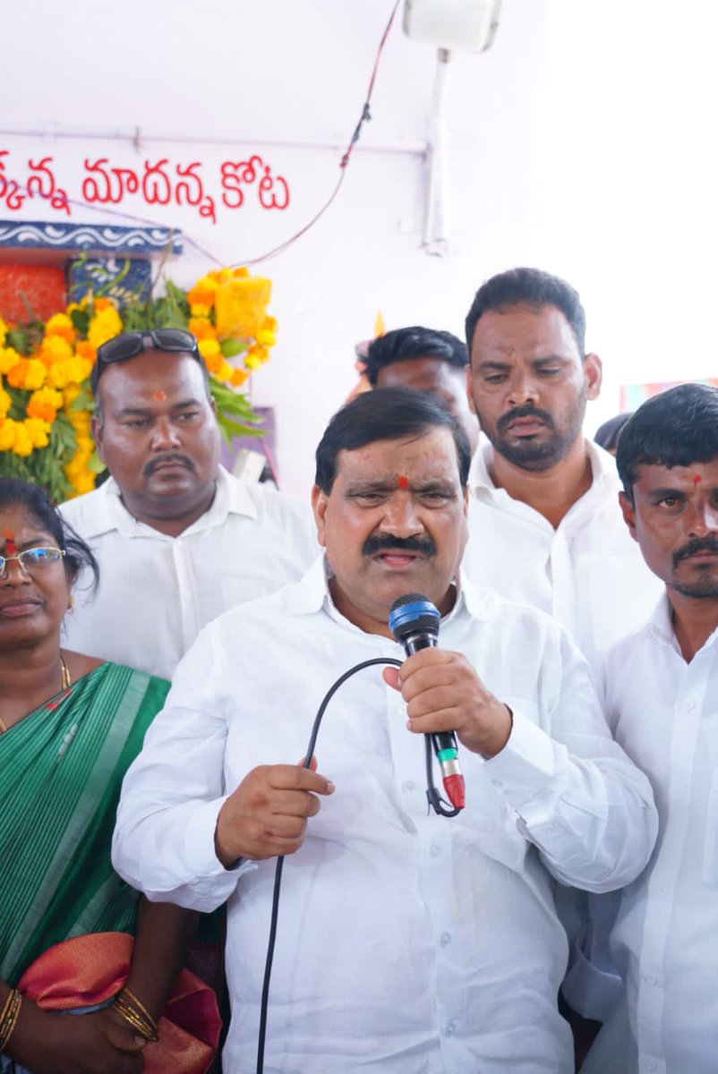 Drpmahendereddy's tweet photo. తాండూర్ టౌన్ లోని కోట్ల మైసమ్మ దేవాలయం లో అషాడ మాసం సందర్భంగా బోనాలు సమర్పించి, అలగే  కొట్ల మైసమ్మ దేవాలయనికి 5,00,000 రూ, ప్రొసీడింగ్స్ కాఫీ కూడా ఈ వారం రోజుల్లోనే అందిస్తామని హామీ ఇవ్వడం జరిగింది.

#Tandur #PMRforTandoor

 @BRSparty @KTRBRS https://t.co/O2fhc0OdwB