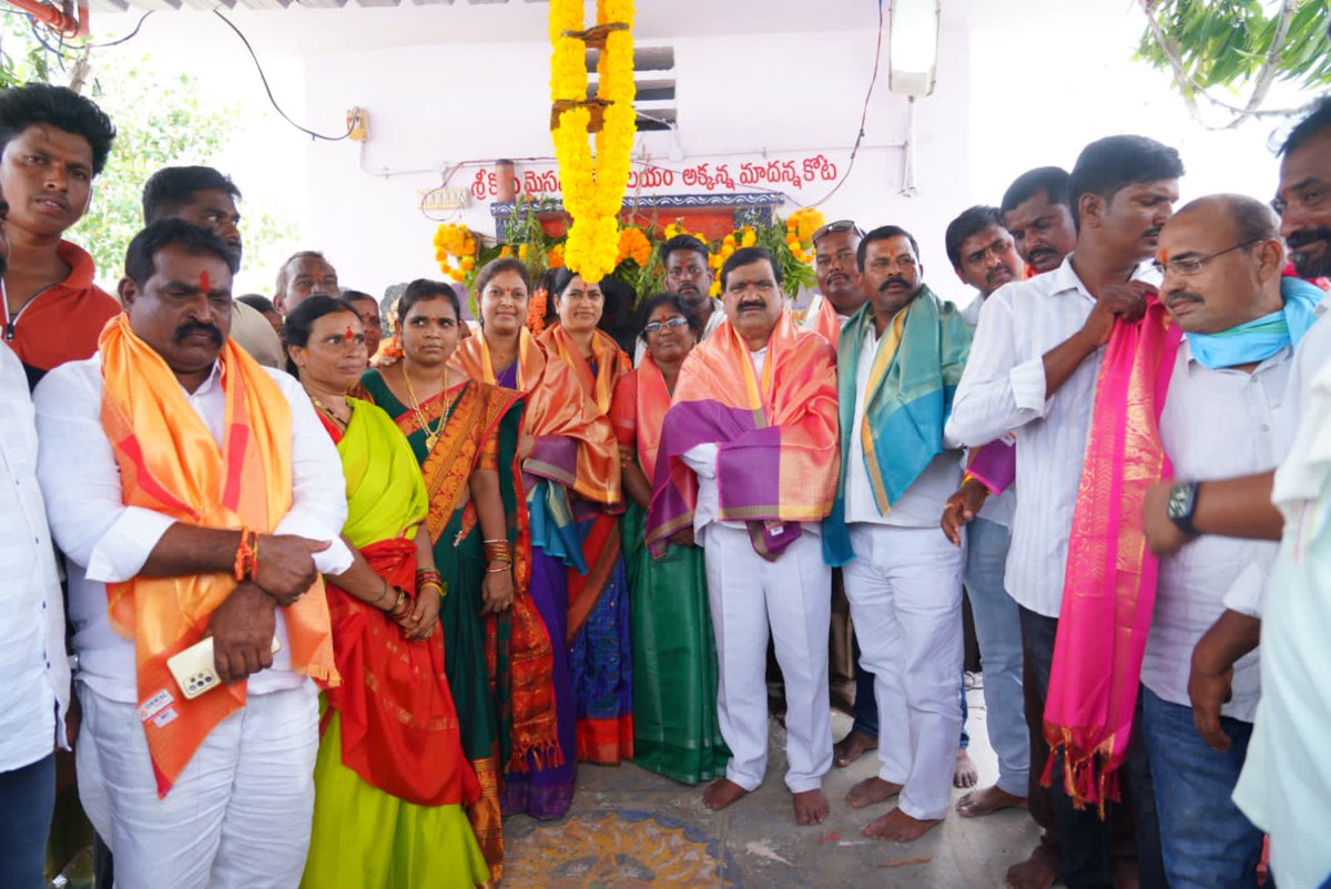 Drpmahendereddy's tweet photo. తాండూర్ టౌన్ లోని కోట్ల మైసమ్మ దేవాలయం లో అషాడ మాసం సందర్భంగా బోనాలు సమర్పించి, అలగే  కొట్ల మైసమ్మ దేవాలయనికి 5,00,000 రూ, ప్రొసీడింగ్స్ కాఫీ కూడా ఈ వారం రోజుల్లోనే అందిస్తామని హామీ ఇవ్వడం జరిగింది.

#Tandur #PMRforTandoor

 @BRSparty @KTRBRS https://t.co/O2fhc0OdwB