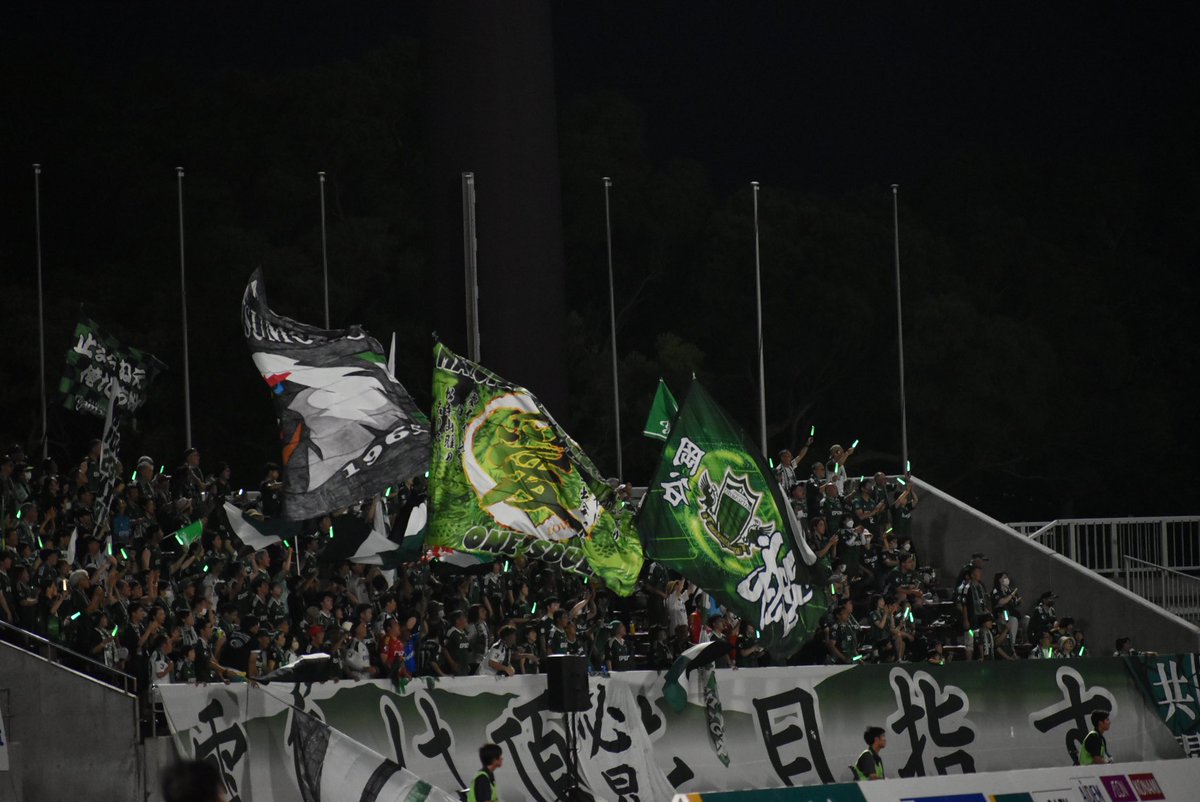 bandits2007's tweet image. 大旗は良い
かっこいい🚩
#fcryukyu
#FC琉球
#大旗隊