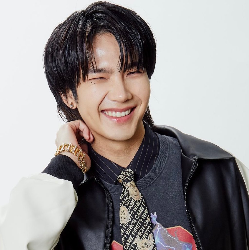 [9 JULY 2023]
NETIZENS MHTA

RT / QRT AND REPLY WITH BUILD NETIZENS FORMAT 

📍100 RTs 
📍200 RTs 

I vote for <a href="/JakeB4rever/">BIU.</a>
#NETIZENSREPORT #BuildJakapan
for Most Handsome Thai Actor 
#MHTA2023
#MHTA2023BuildJakapan
<a href="/thenreport/">The Netizens Choice Magazine</a>