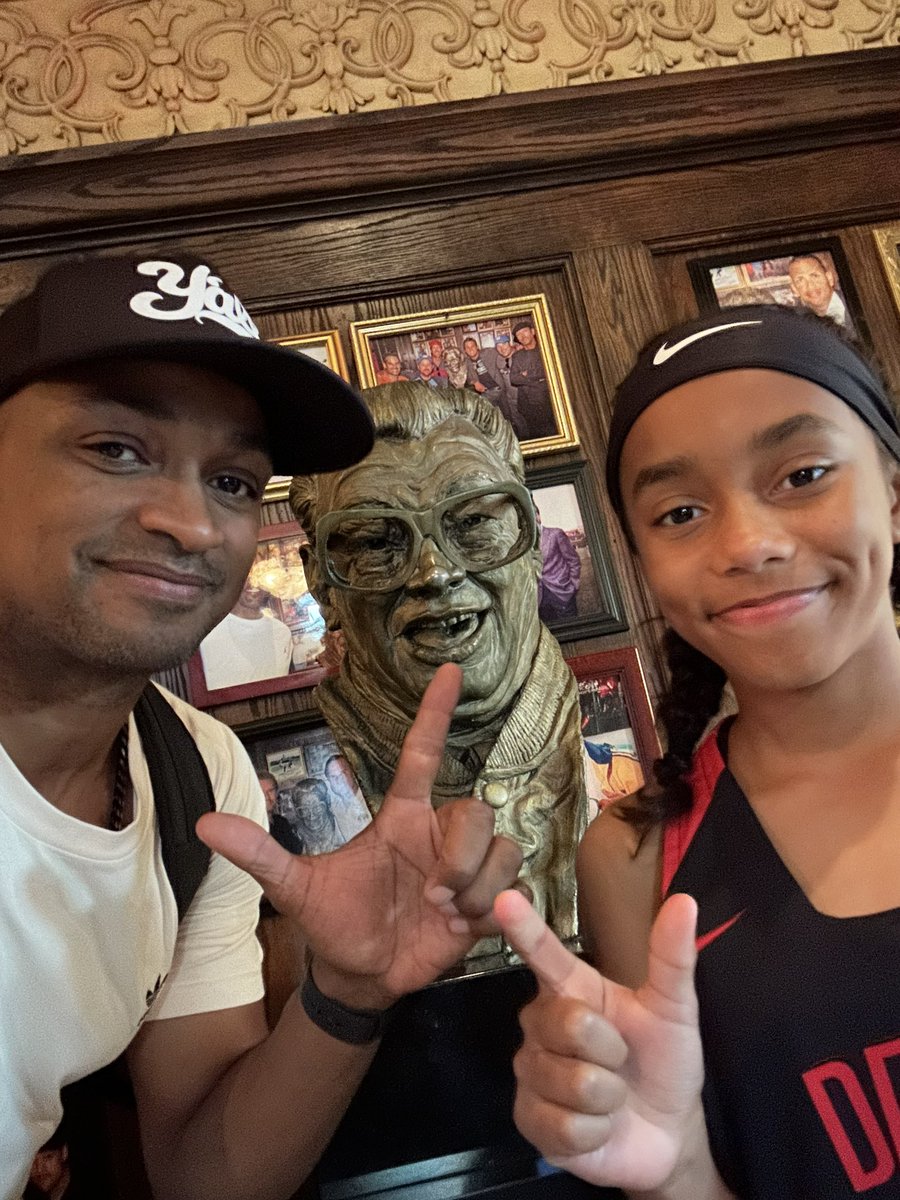 In Chicago with this future Red Raider for EYBL Nationals. 🏀💪 @xoeyross10