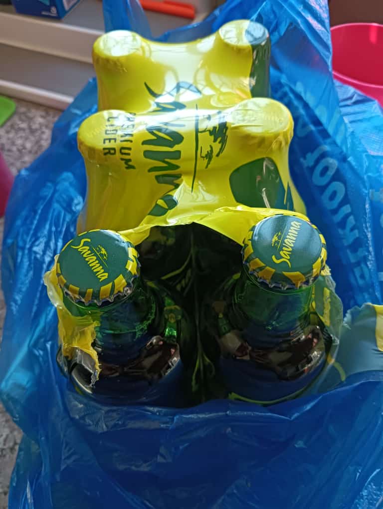 Monza411's tweet photo. Ha ha ha 🥳🥳🥳 Oh Happy Day 😚😚😚
Monate of finding this long lost 6 pack from 3mnths back. Bought it, was not in the mood. It went AWOL.
This "Finding" is perfectly timed. Ebile ke nwa ka Straw, Papa.
😈😈🫣 Ke tla leba "Judgement" later.
Let me Sip away for now 😜😜😜 https://t.co/iIgDnofC6Q