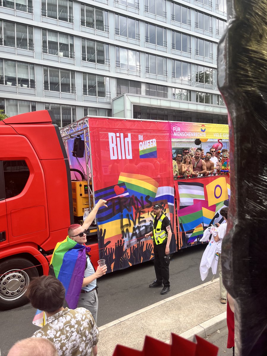 voglerk's tweet image. Hey, #queers! Was macht dieses Bild mit euch? Schreibt es in die Drukos! 👇🏼 #CSD #Colognepride #OrganDerNiedertracht