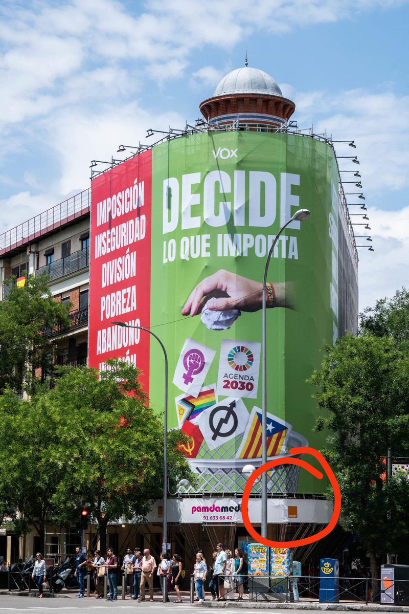 Lo que le faltaba a <a href="/orange/">Orange</a> es que además de tener una directiva fascista, salga su logo debajo de una lona fascista. A ver si le va a pasar como lo del pato, que anda como un pato, grazna como un pato…