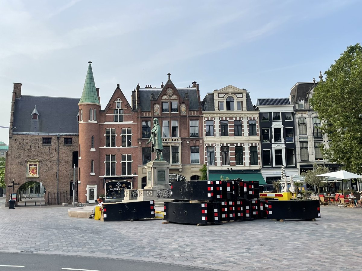 Zware bewaking voor Johan de Witt op de Plaats in #DenHaag. <a href="/GemeenteDenHaag/">Gemeente Den Haag</a>, leg het lekker ergens anders neer #zojammer 😉 …