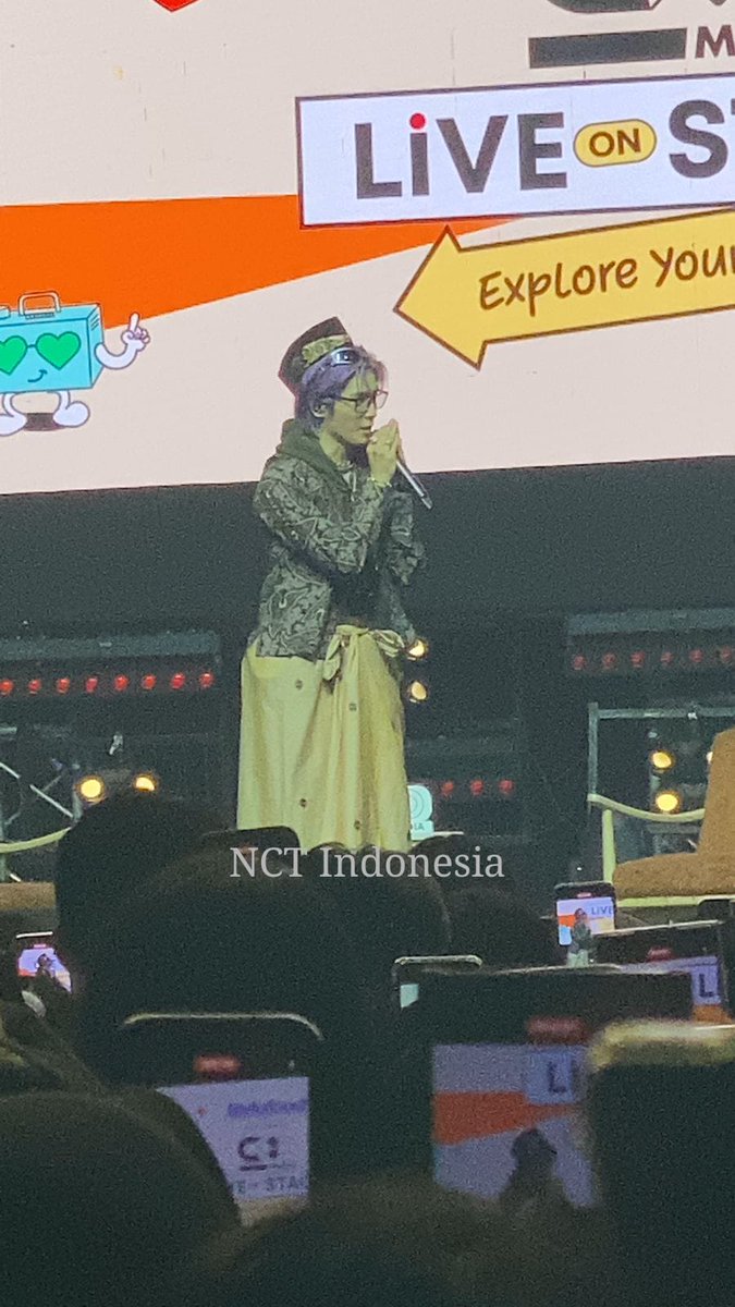 NCT__Indonesia's tweet photo. Di acara CXO Media Live on Stage Jakarta, TAEYONG main game yang bikin dia harus pakai Batik dan Peci ❤️ https://t.co/nes9DyMDGU