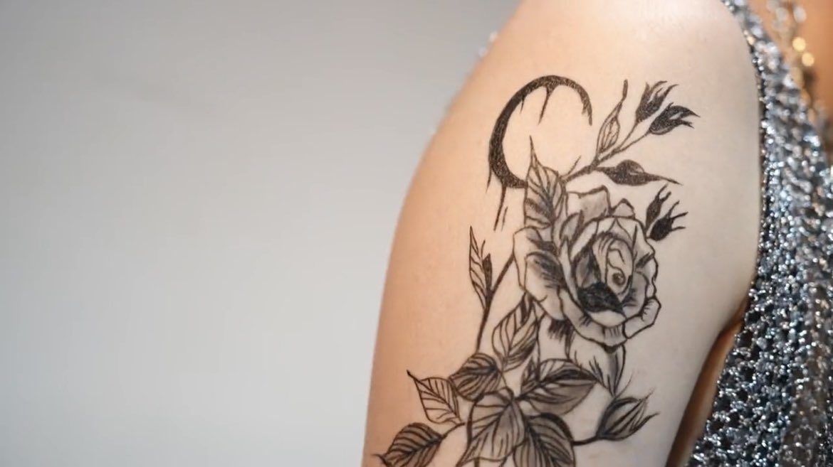 saraaaaah_BP's tweet photo. The tattoo reminds me of my previous one. 🌹@bb0un
#BOUNcalender2024 https://t.co/EELGEtN4oq