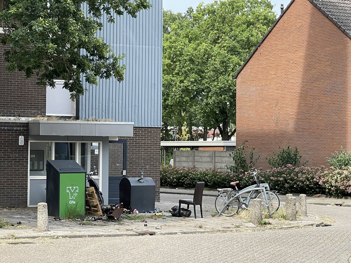 DiftarEnschede's tweet photo. @Gem_Enschede en @TwenteMilieu 
Ik mag toch wel aannemen dat het netjes word opgeruimd en schoon gemaakt!
Inmiddels is er ook al een melding van gemaakt! https://t.co/SXT5rHPxUJ