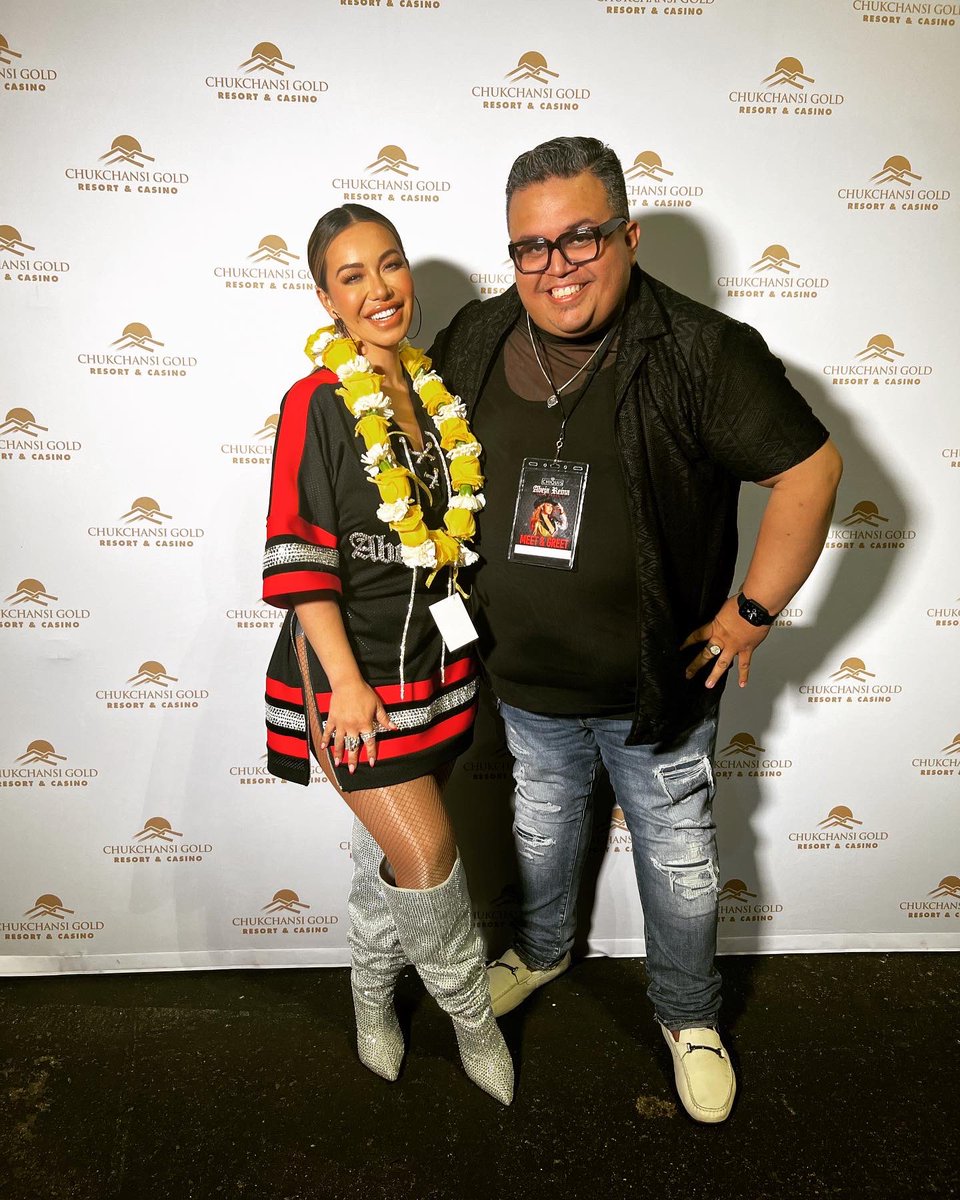 With the talented & hermosa @Chiquis626 !! What an awesome show last night! Love you boss bee!! #AbejaReina #BossBee #Musica