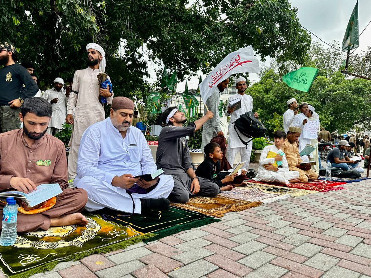 AsadKharal's tweet photo. لاہور تحریک لبیک پاکستان کی جانب سے عظمت قرآن اجاگر کرنے اور سویڈن میں قرآن کریم کی بے حرمتی کے خلاف ملک گیر احتجاج کی کال 

پنجاب اسمبلی کے سامنے مال روڈ لاہور کے مقام پر عوام کی جانب سے جائے نماز پر بیٹھ کر قرآن کریم کی تلاوت کا سلسلہ شروع! https://t.co/95yuzdKx1J