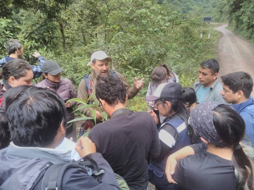 pedoconnective's tweet photo. Amazing experience with @gloquidias @renato_rgolden and @dendrorex. We recently concluded a week-long course on #melastomataceae systematics, taxonomy and evolution in Oxapampa, Peru with 14 students from 6 countries. Fully funded by @NSF. https://t.co/lUIi58eqZp