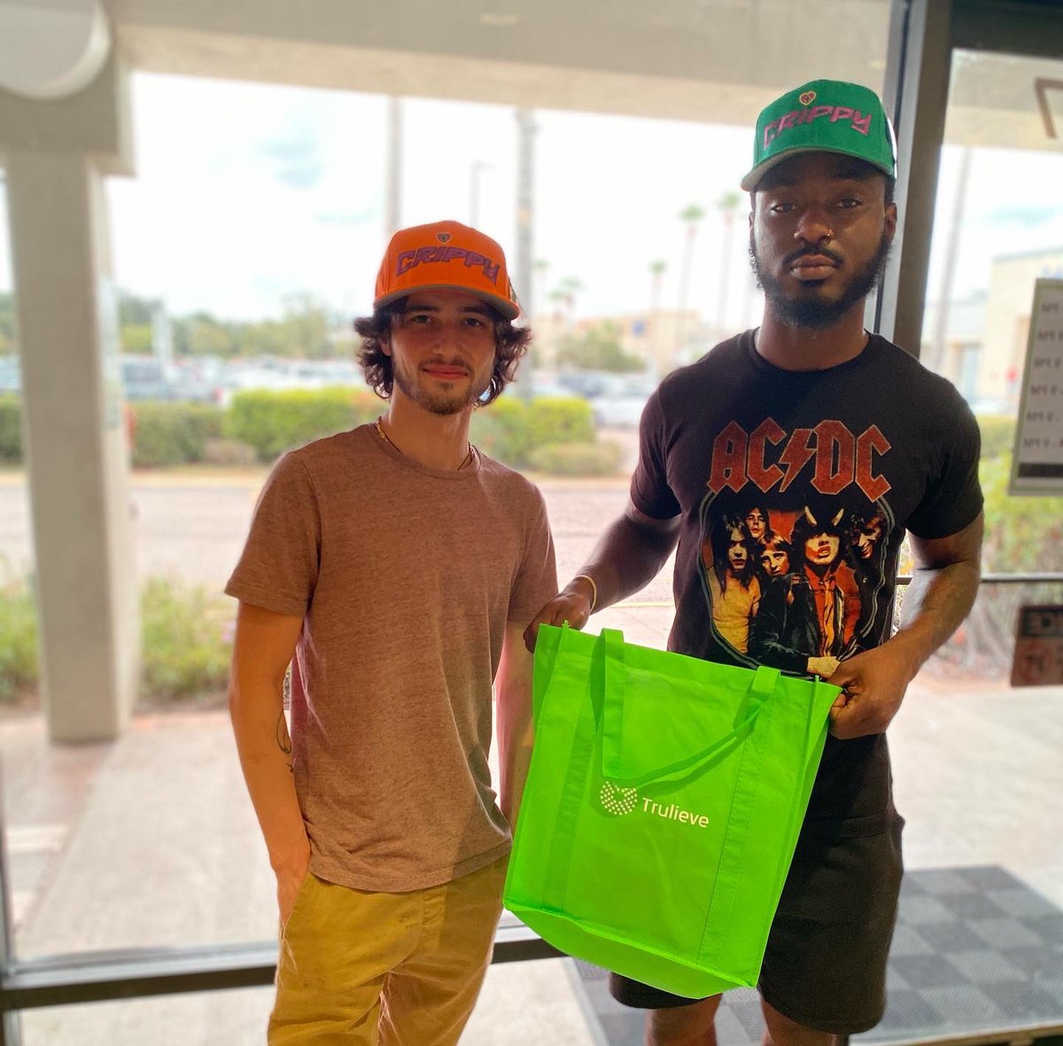 SunshineCannab2's tweet photo. Appreciate all the #SunshineFam & #Trulievers for coming to the #Sunshine710 festivities at the 3 participating #Florida @Trulieve locations 💚☀️🏆✨🙏🏽Hope everyone had an amazing time . #SunshineCannabis #FloridaBrand #Trulieve #Concentrates #Happy710 #710Holiday #Wax #Shatter https://t.co/3ky24ilD0o