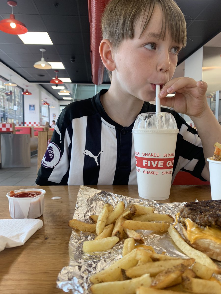 SimonRudd26's tweet image. Little impromptu visit to #Newcastle with the bairn to have my eyes 👀 extracted with a his first taste of @FiveGuysUK worth it for the milkshakes alone lol 😂 and the smile on his face 😊 #onlyliveonce #milkshake #cheeseburger #fries 🥤🍔🍟