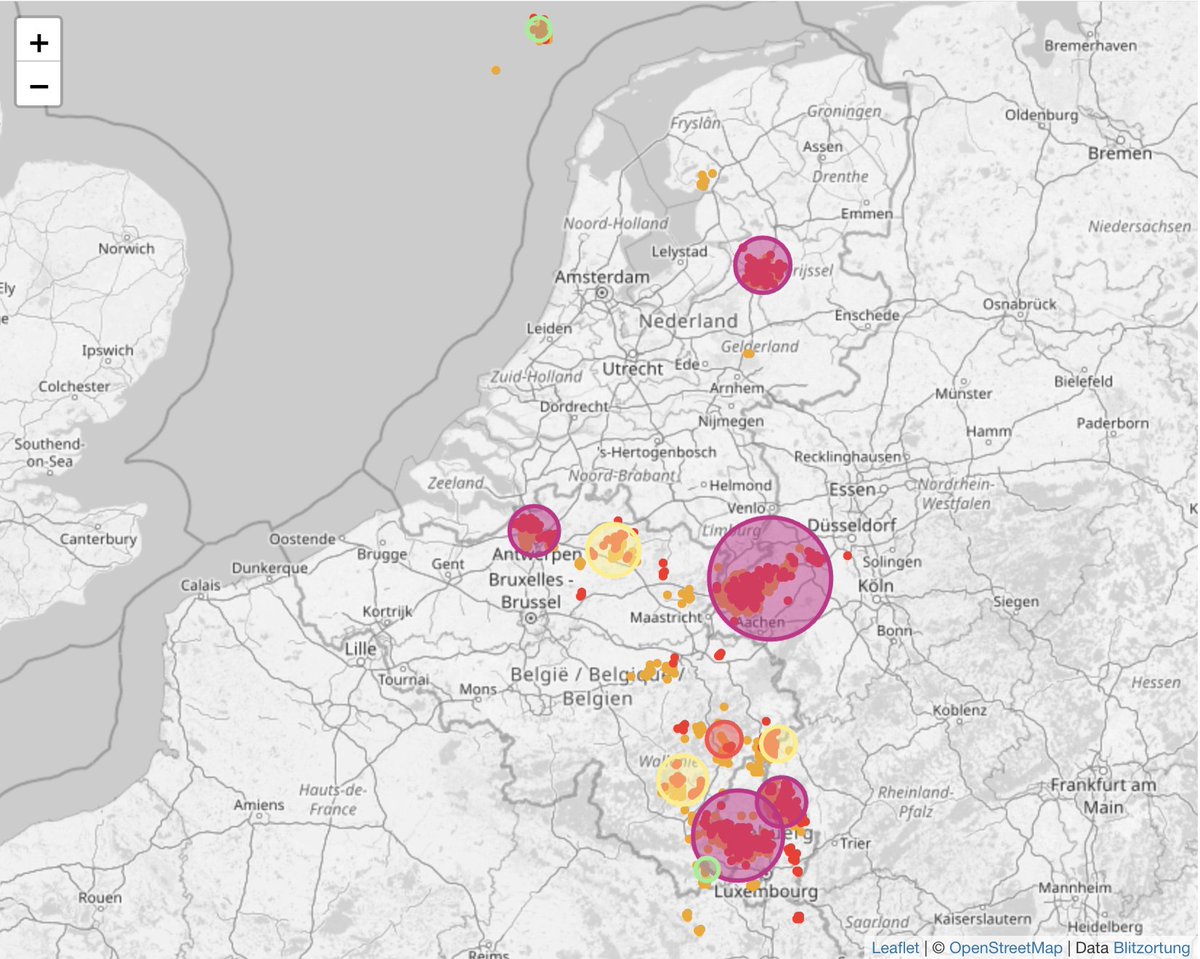 NoodweerBenelux's tweet photo. UPdate #onweer (15u26). We herkennen meerdere 'losse' cellen boven #Nederland die optimaal gebruik kunnen maken van de #hitte en #onstabiliteit. Gevaar voor #noodweer in deze regio's. Voor #België een evolutie richting een complex met vooral #regen en verscholen #onweer. Kansen op fel #onweer nemen voor deze regio komende uren sterk af. #oef! https://t.co/fVh8yxg8T1